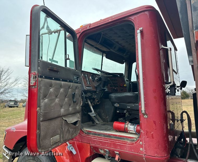 image for item EJ5264 1997 International 9200  dump truck