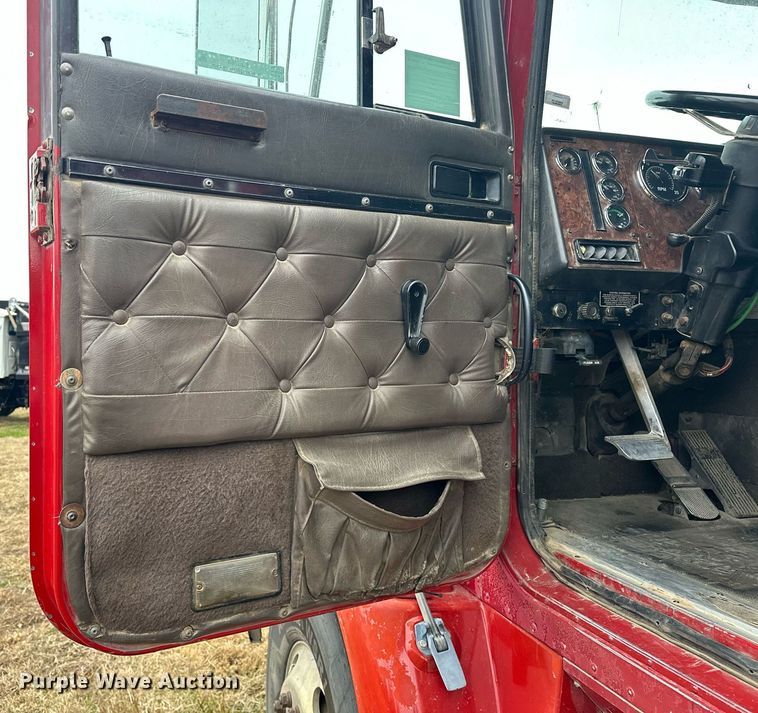 image for item EJ5264 1997 International 9200  dump truck