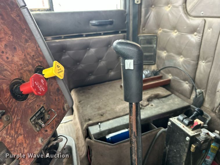 image for item EJ5264 1997 International 9200  dump truck