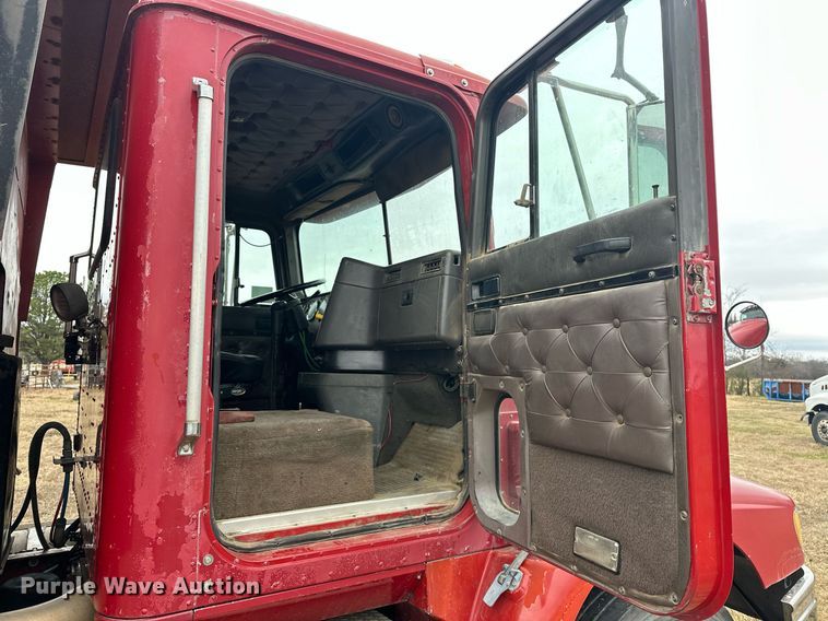 image for item EJ5264 1997 International 9200  dump truck