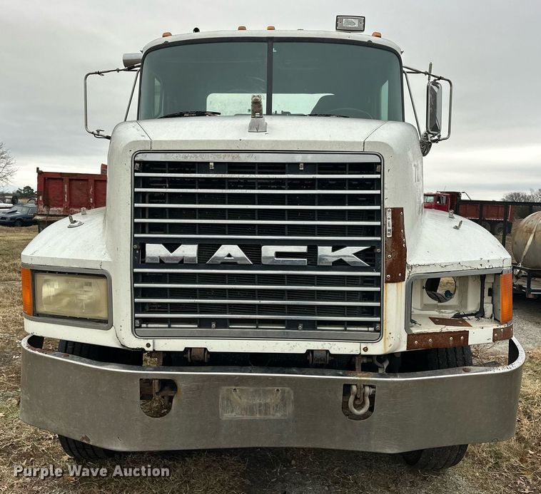 image for item EJ5265 1998 Mack CH613 truck cab and chassis