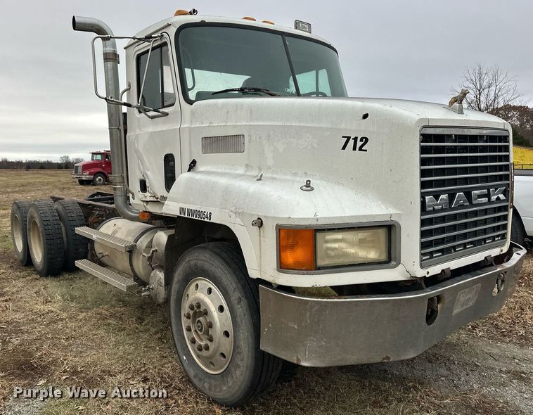 image for item EJ5265 1998 Mack CH613 truck cab and chassis