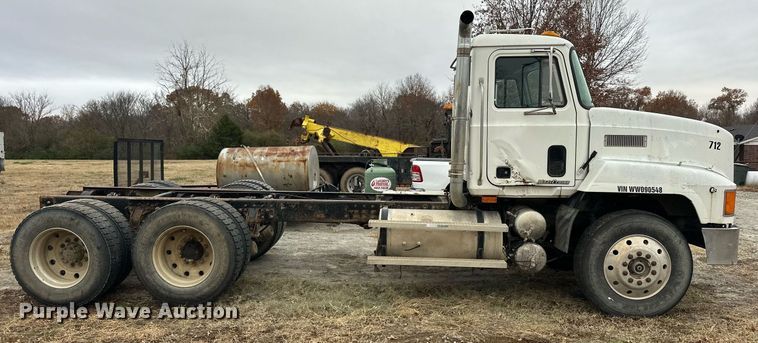 image for item EJ5265 1998 Mack CH613 truck cab and chassis