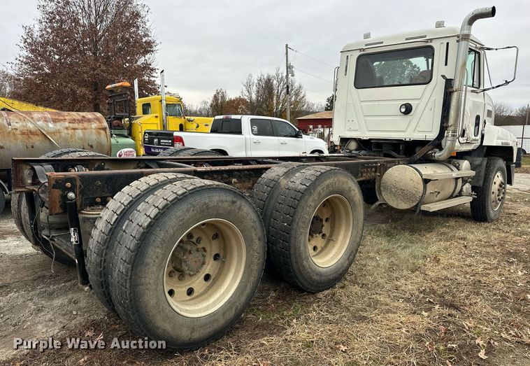 image for item EJ5265 1998 Mack CH613 truck cab and chassis