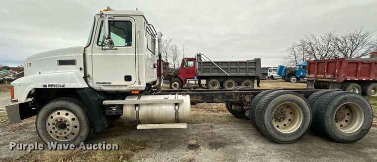 image for item EJ5265 1998 Mack CH613 truck cab and chassis