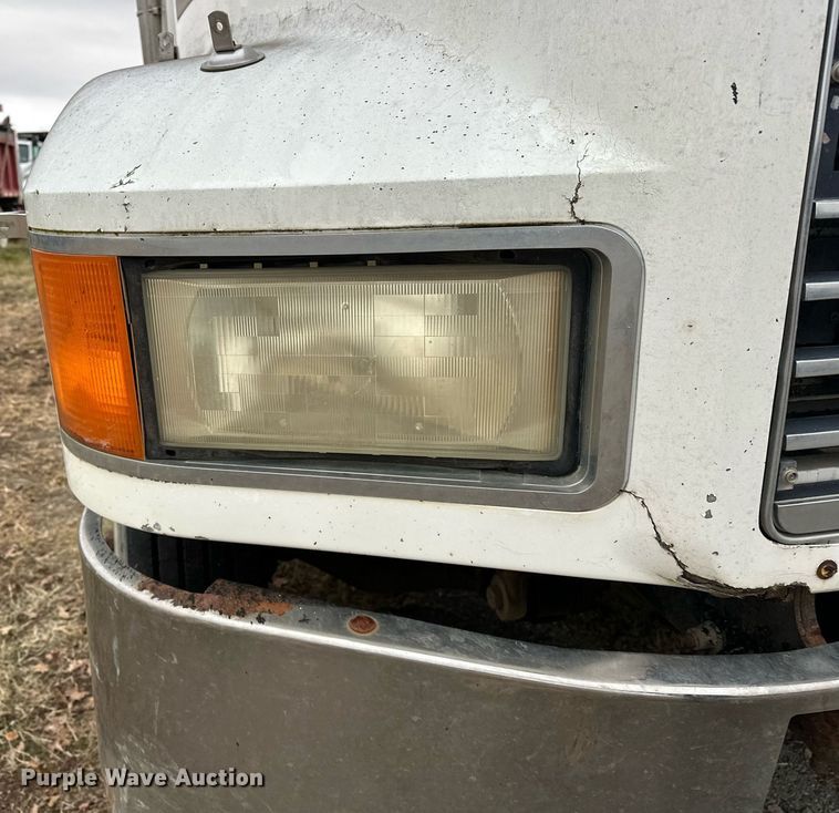 image for item EJ5265 1998 Mack CH613 truck cab and chassis