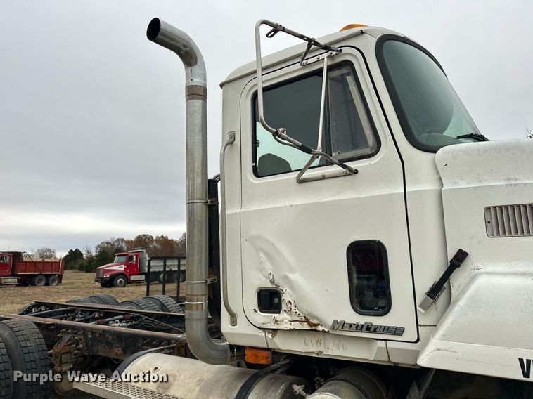 image for item EJ5265 1998 Mack CH613 truck cab and chassis