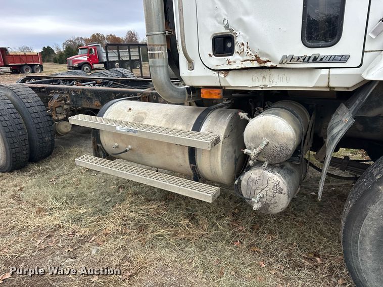 image for item EJ5265 1998 Mack CH613 truck cab and chassis