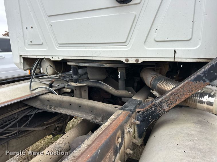 image for item EJ5265 1998 Mack CH613 truck cab and chassis