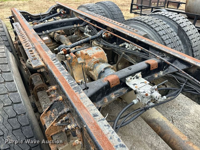 image for item EJ5265 1998 Mack CH613 truck cab and chassis