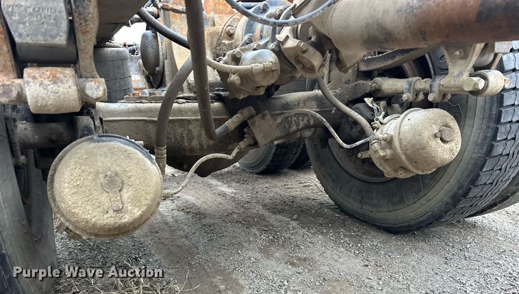 image for item EJ5265 1998 Mack CH613 truck cab and chassis