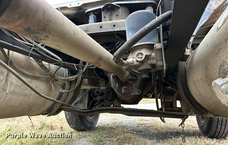 image for item EJ5265 1998 Mack CH613 truck cab and chassis