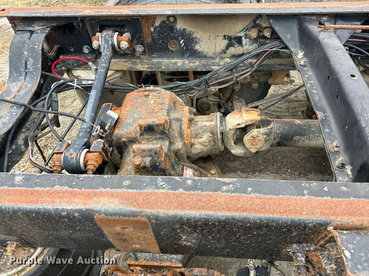 image for item EJ5265 1998 Mack CH613 truck cab and chassis