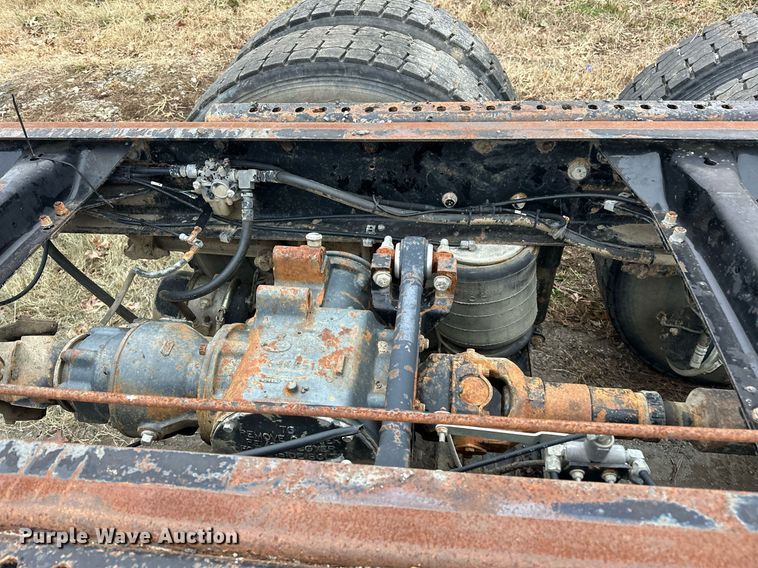 image for item EJ5265 1998 Mack CH613 truck cab and chassis