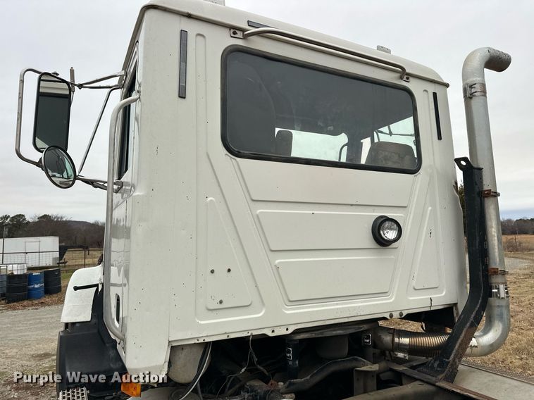 image for item EJ5265 1998 Mack CH613 truck cab and chassis