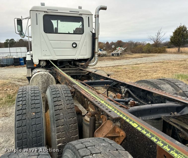 image for item EJ5265 1998 Mack CH613 truck cab and chassis