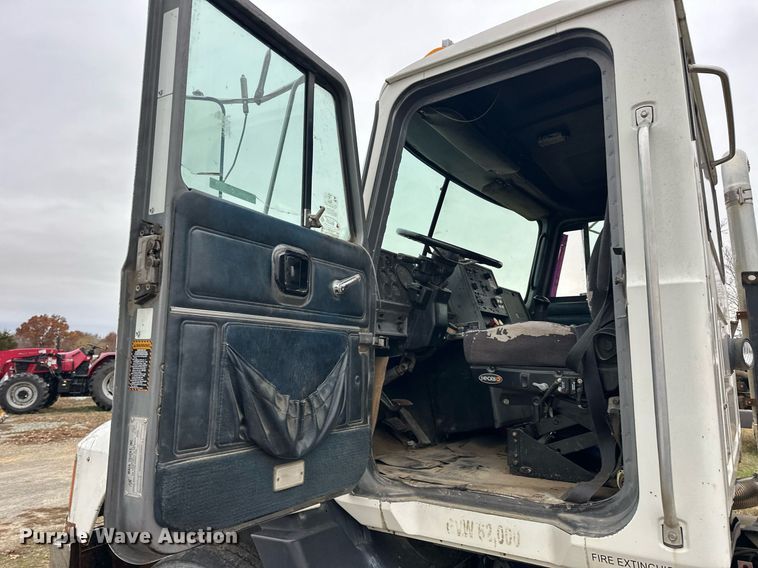 image for item EJ5265 1998 Mack CH613 truck cab and chassis