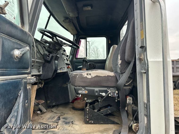 image for item EJ5265 1998 Mack CH613 truck cab and chassis