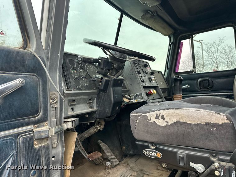 image for item EJ5265 1998 Mack CH613 truck cab and chassis