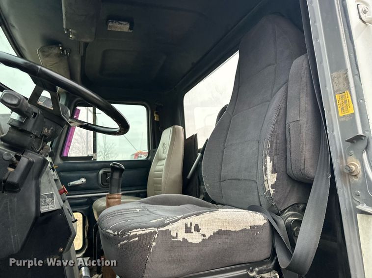 image for item EJ5265 1998 Mack CH613 truck cab and chassis