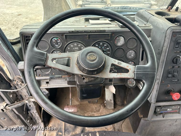 image for item EJ5265 1998 Mack CH613 truck cab and chassis