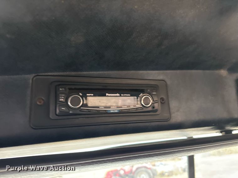 image for item EJ5265 1998 Mack CH613 truck cab and chassis