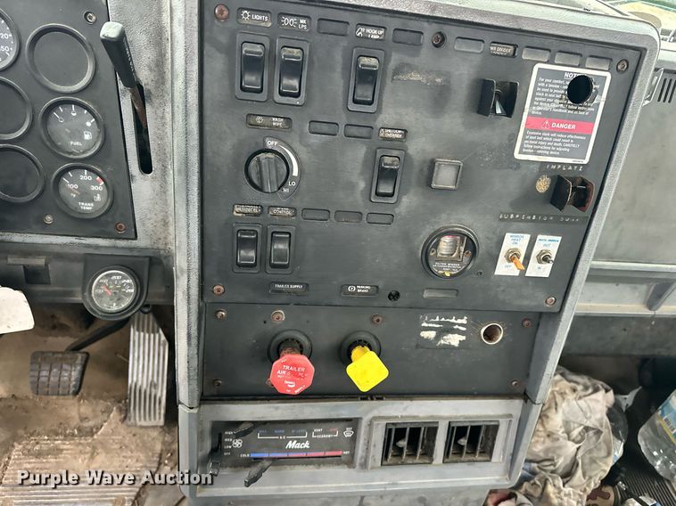 image for item EJ5265 1998 Mack CH613 truck cab and chassis