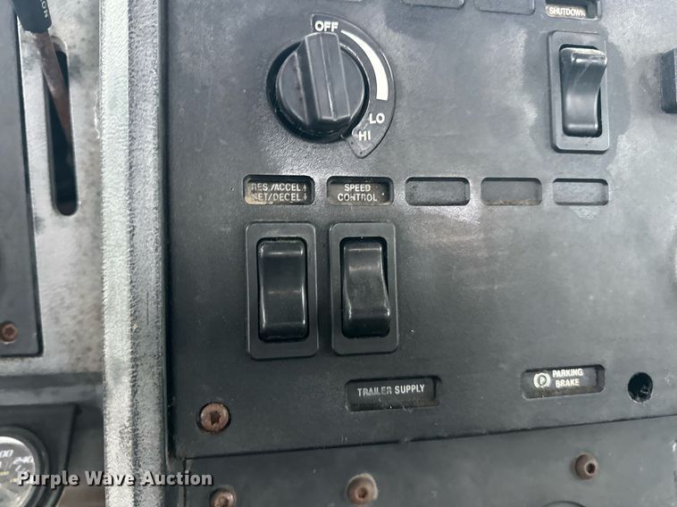 image for item EJ5265 1998 Mack CH613 truck cab and chassis