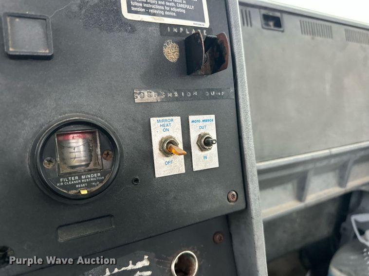 image for item EJ5265 1998 Mack CH613 truck cab and chassis