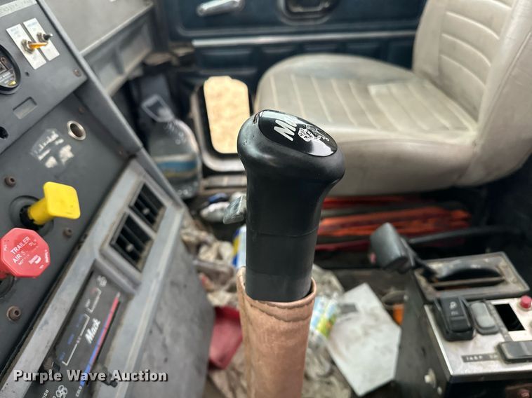 image for item EJ5265 1998 Mack CH613 truck cab and chassis