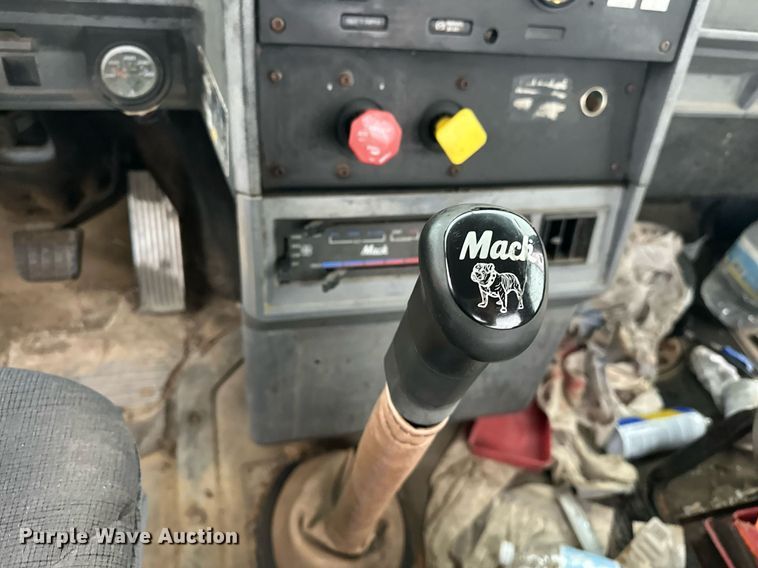 image for item EJ5265 1998 Mack CH613 truck cab and chassis