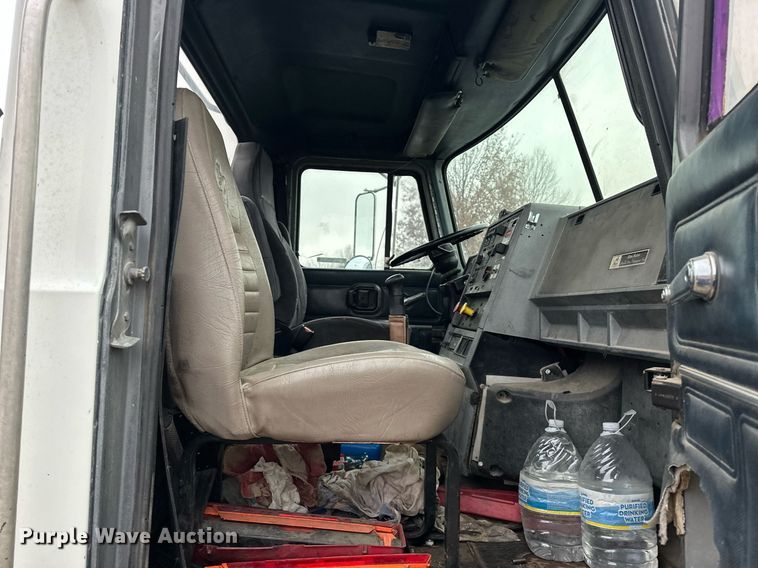 image for item EJ5265 1998 Mack CH613 truck cab and chassis