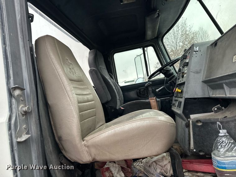 image for item EJ5265 1998 Mack CH613 truck cab and chassis