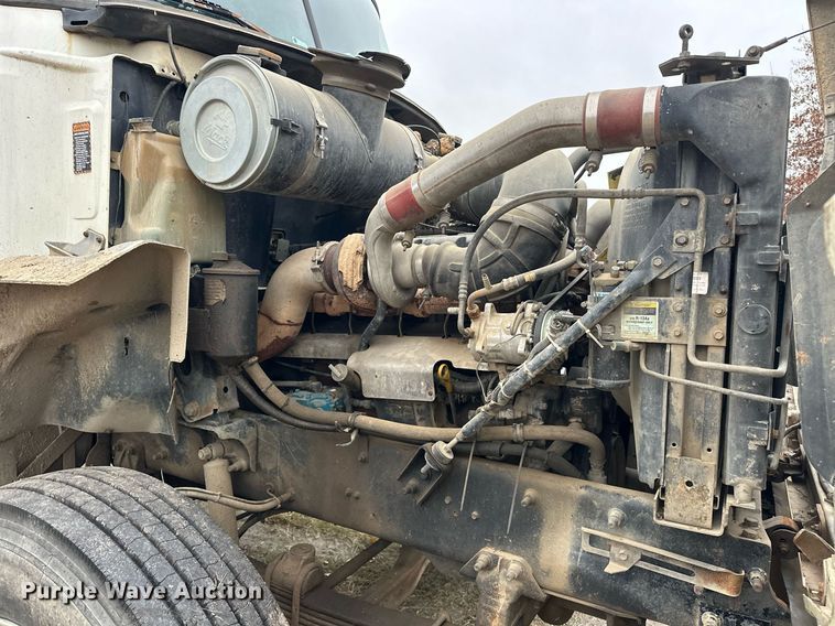 image for item EJ5265 1998 Mack CH613 truck cab and chassis