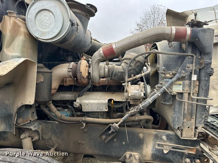 image for item EJ5265 1998 Mack CH613 truck cab and chassis