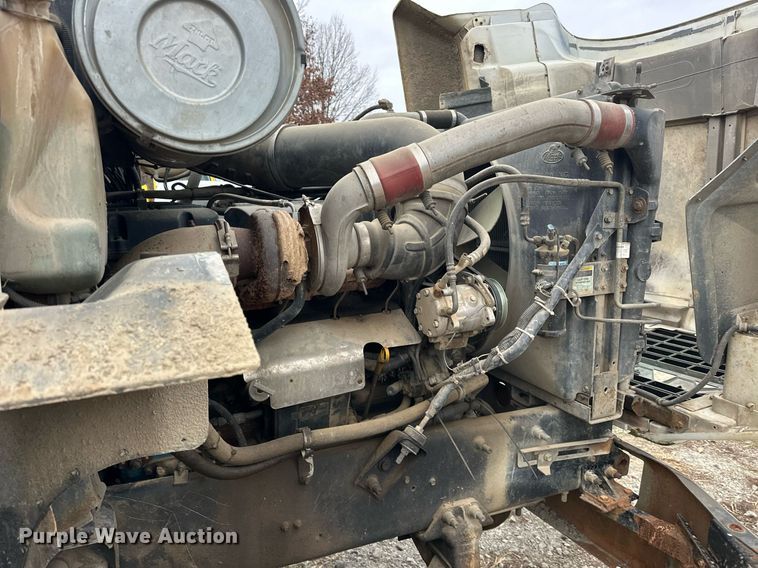 image for item EJ5265 1998 Mack CH613 truck cab and chassis