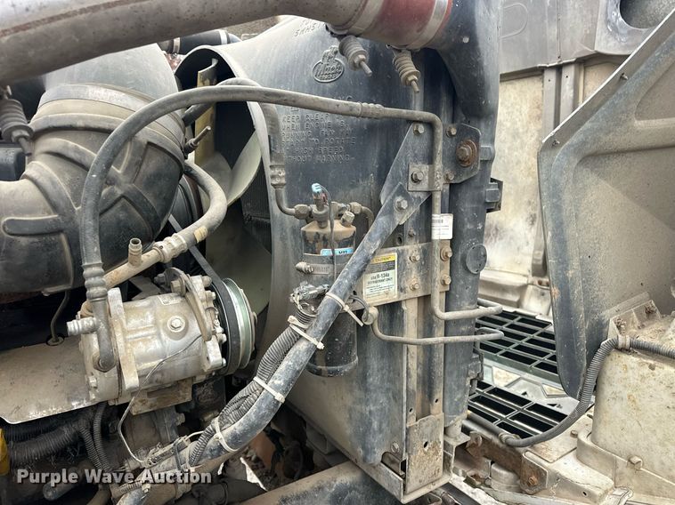 image for item EJ5265 1998 Mack CH613 truck cab and chassis