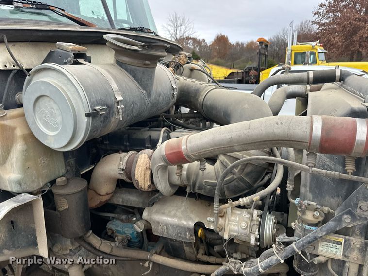 image for item EJ5265 1998 Mack CH613 truck cab and chassis