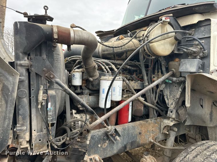 image for item EJ5265 1998 Mack CH613 truck cab and chassis