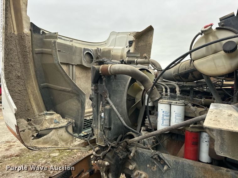 image for item EJ5265 1998 Mack CH613 truck cab and chassis