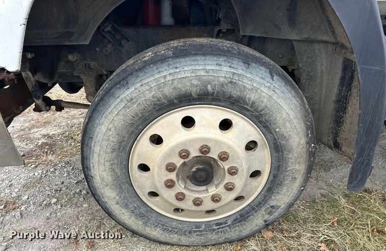 image for item EJ5265 1998 Mack CH613 truck cab and chassis