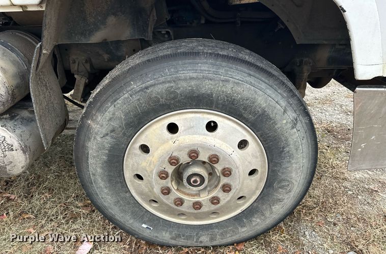 image for item EJ5265 1998 Mack CH613 truck cab and chassis