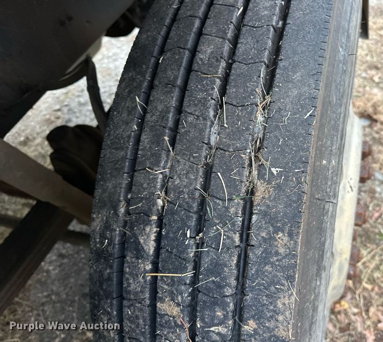 image for item EJ5265 1998 Mack CH613 truck cab and chassis