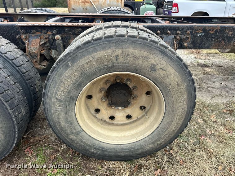 image for item EJ5265 1998 Mack CH613 truck cab and chassis