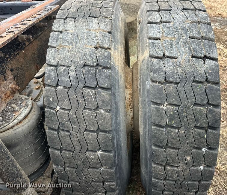 image for item EJ5265 1998 Mack CH613 truck cab and chassis