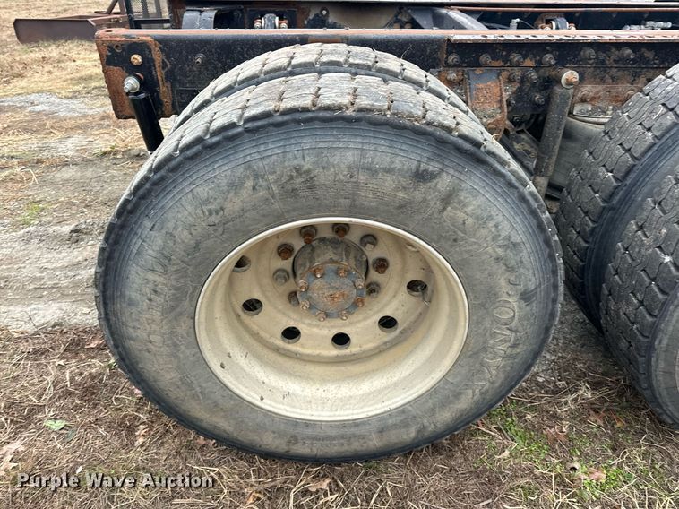 image for item EJ5265 1998 Mack CH613 truck cab and chassis