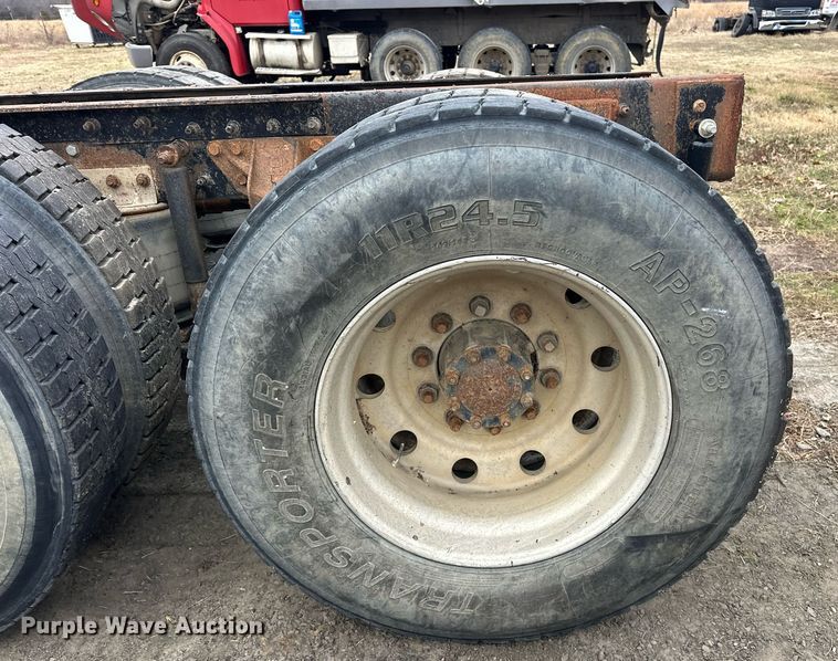 image for item EJ5265 1998 Mack CH613 truck cab and chassis