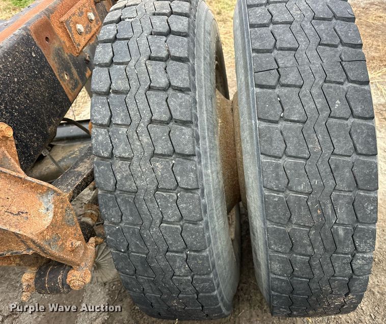 image for item EJ5265 1998 Mack CH613 truck cab and chassis