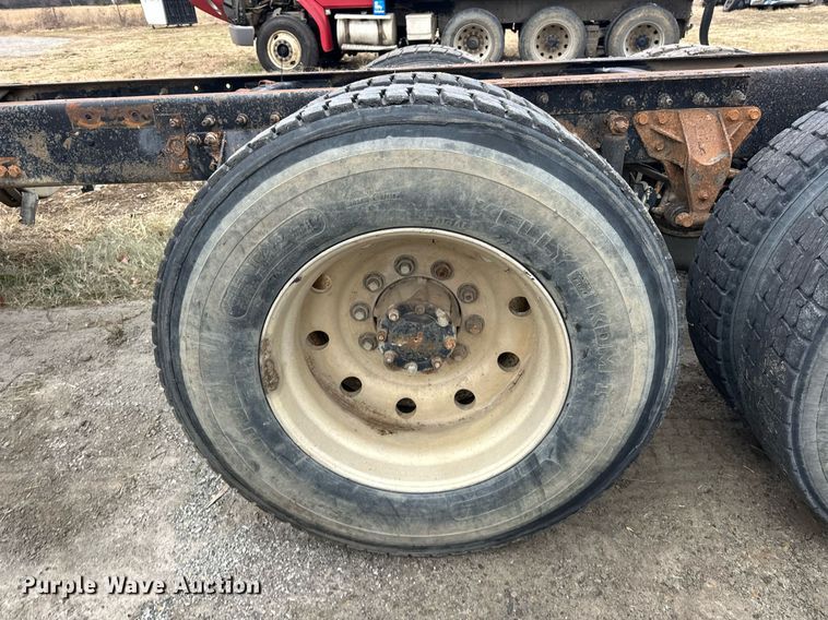 image for item EJ5265 1998 Mack CH613 truck cab and chassis