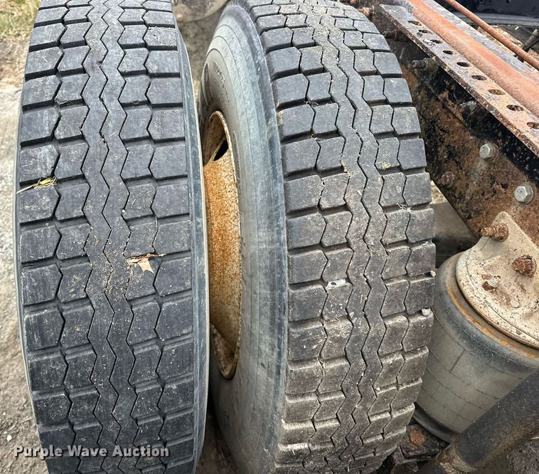 image for item EJ5265 1998 Mack CH613 truck cab and chassis